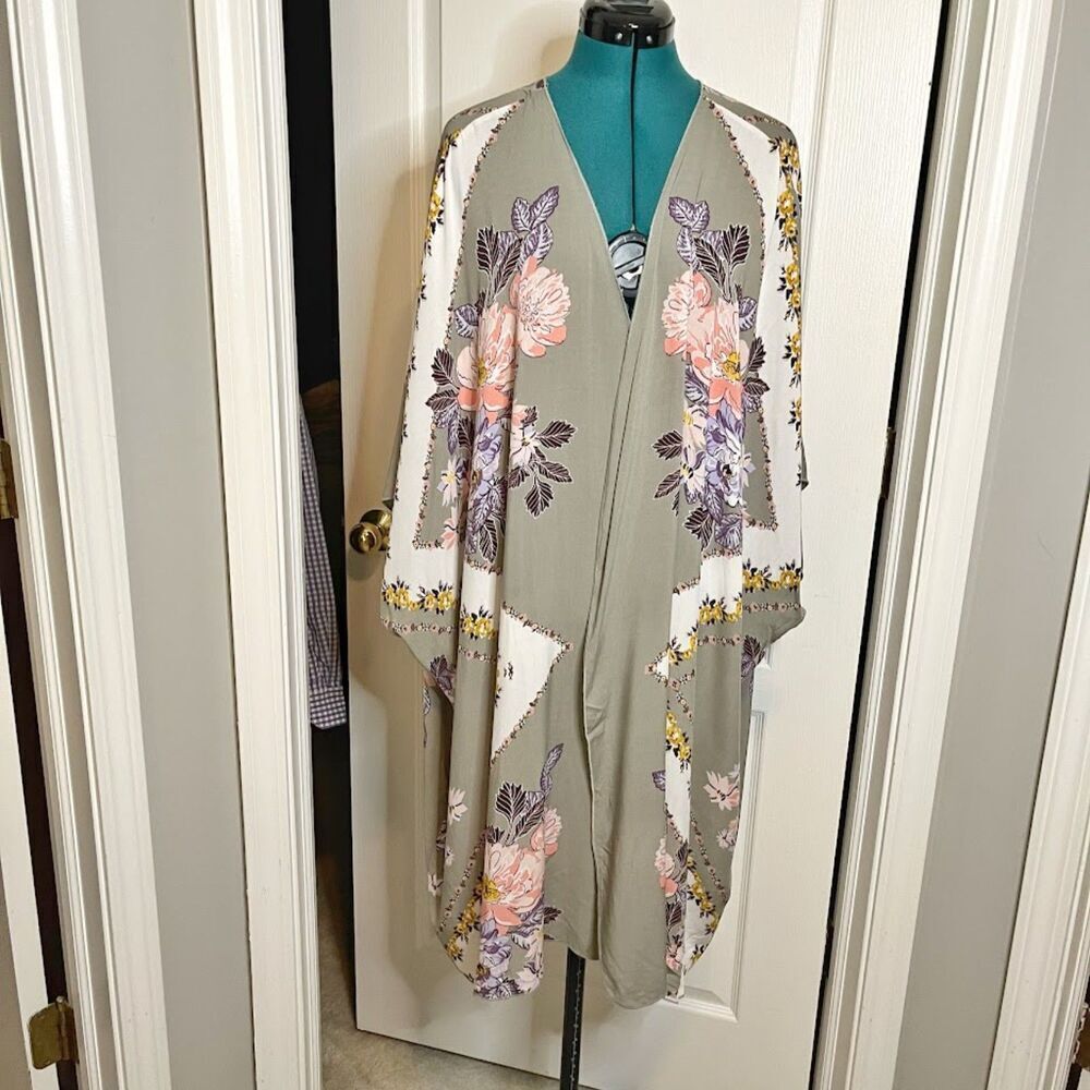 Maurices NWT Floral Open Front Lightweight Plus Size Kimono Cover Up Wrap